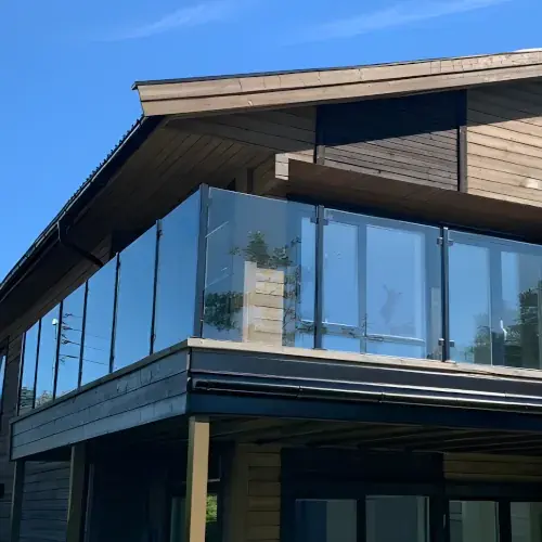 Glassrekkverk på terrasse