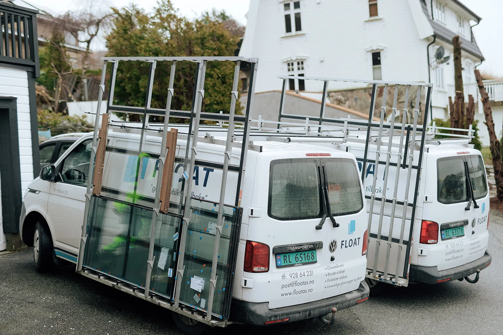 Float-bilene med glasstativ klare for oppdrag