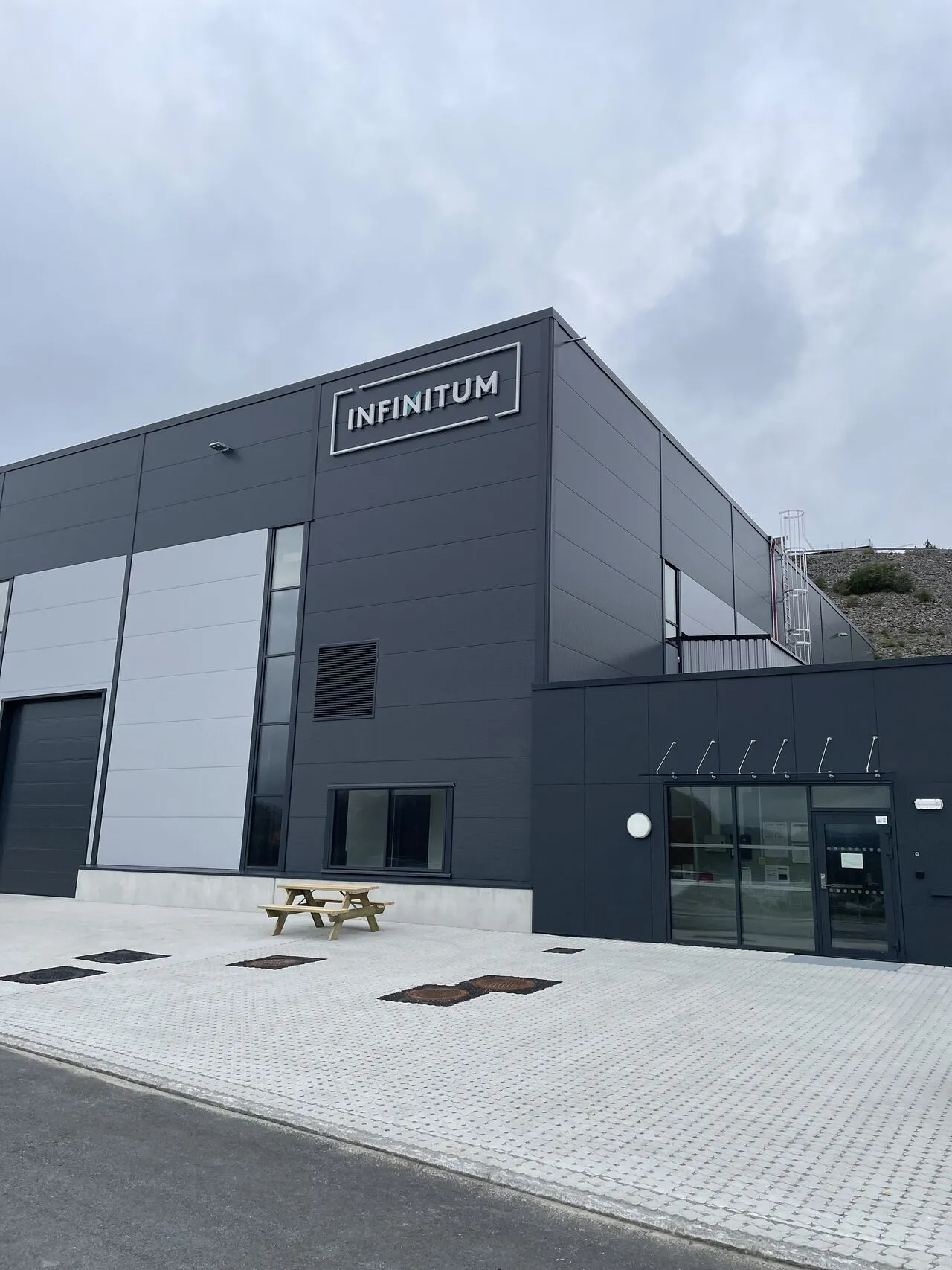 Glassfasade med skilt – Infinitum, Gjesdal