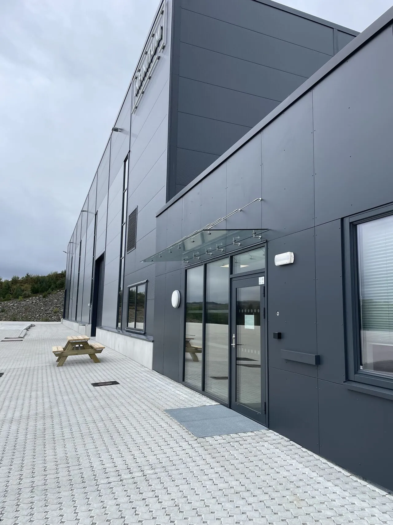 Inngangsparti med glass og baldakin – Infinitum, Gjesdal