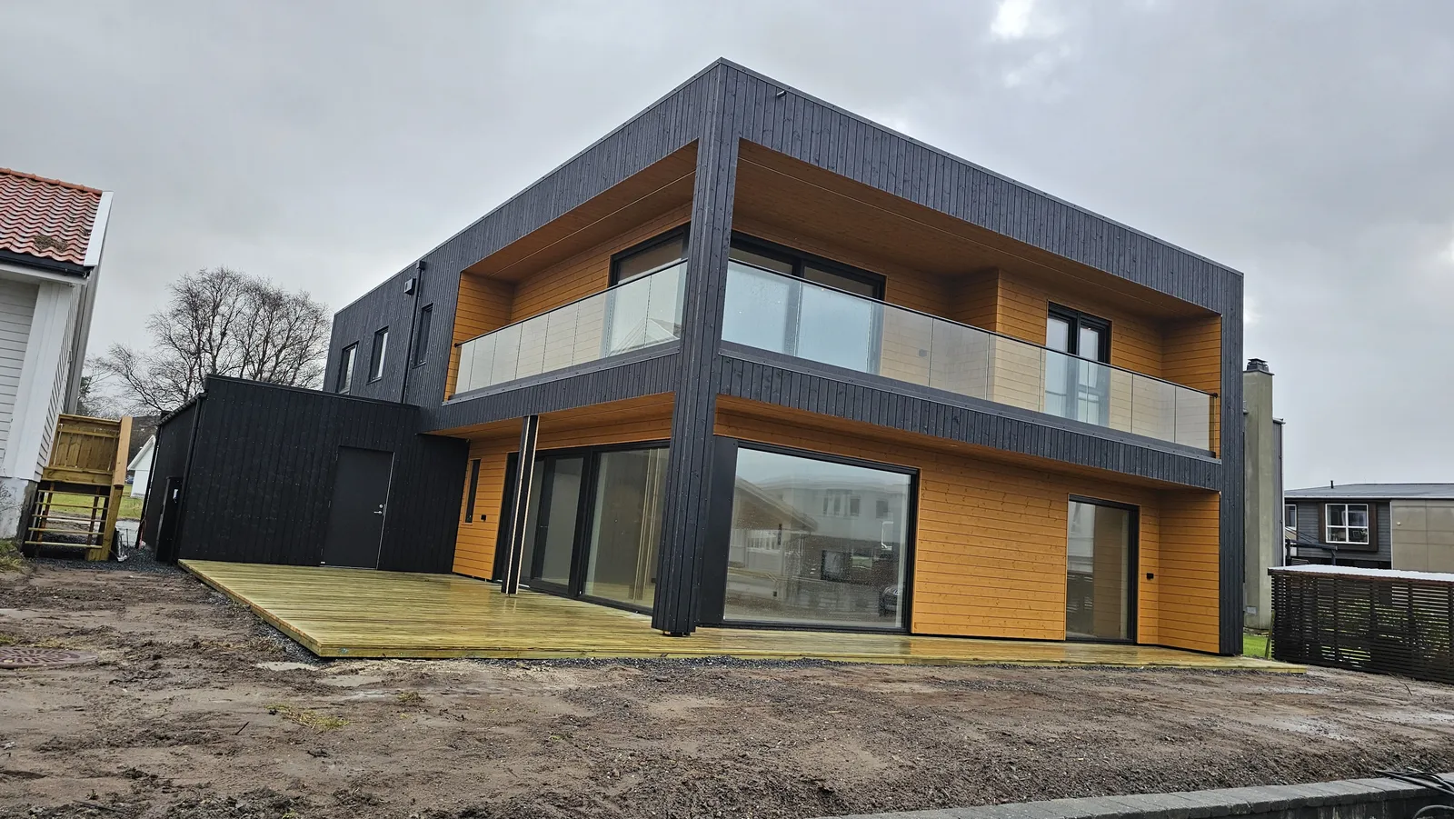 Glassrekkverk på moderne bolig